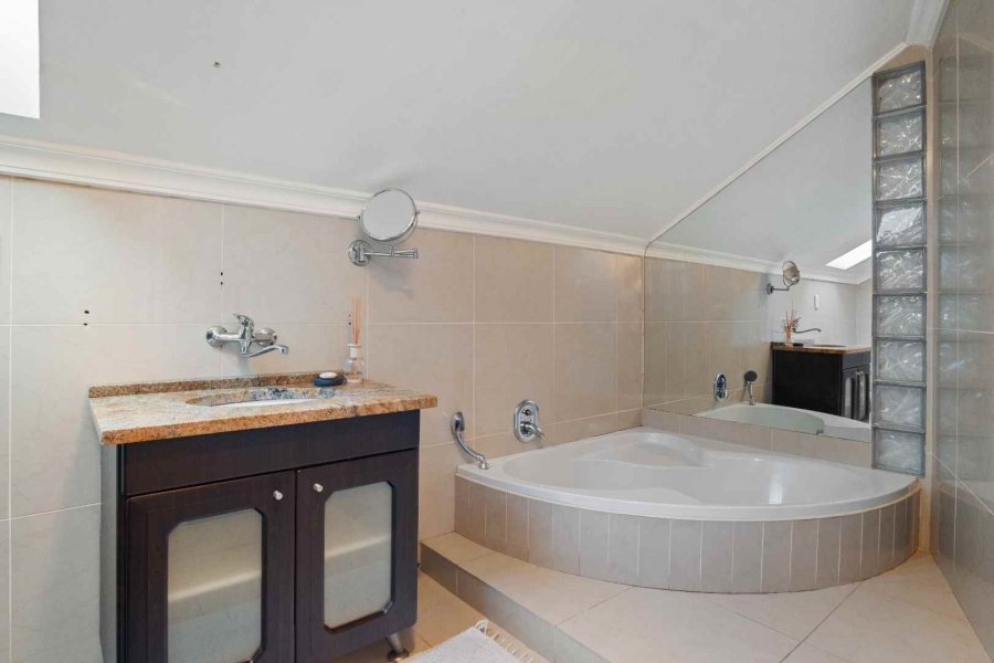 4 Bedroom Property for Sale in Oakhurst Estate Western Cape